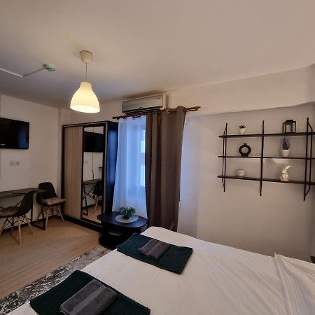 Central & Comfy, Peaceful Apt In Яссы Экстерьер фото